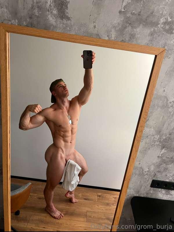 Muscle hunk with huge ass😛