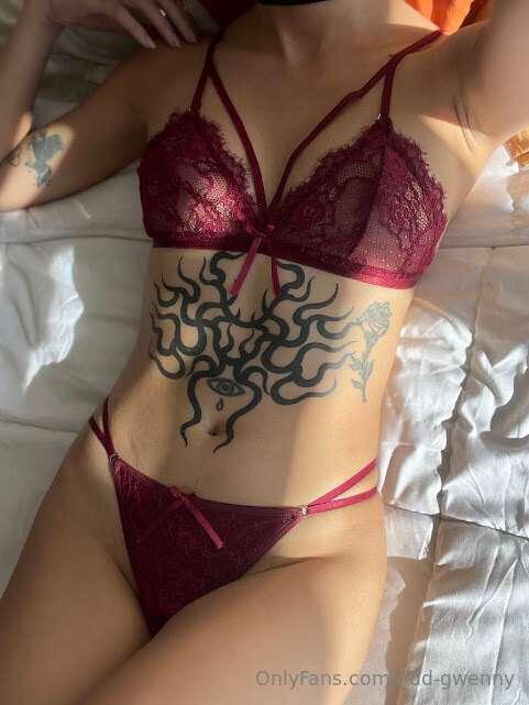 tryin’ to behave but this set isn’t helping 😇