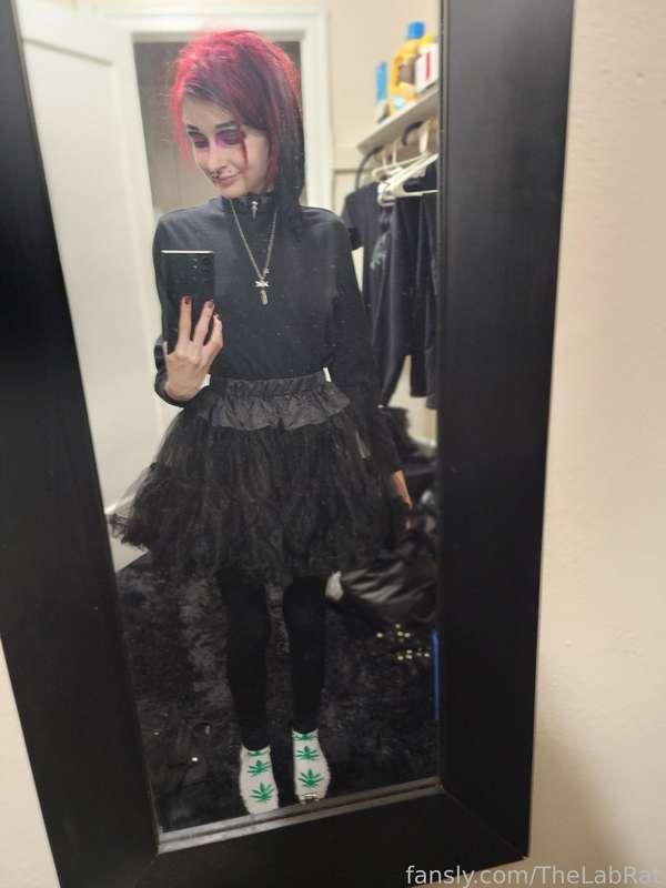 🖤🖤Good morning🖤🖤
I ended up going out on a last minute trip to the city! I found this new skirt while out, and now I'm obsessed 😍

#FYP #SFW #OOTD #fyp #goth #alt #petite #skirt #outfit #gothic #alternative