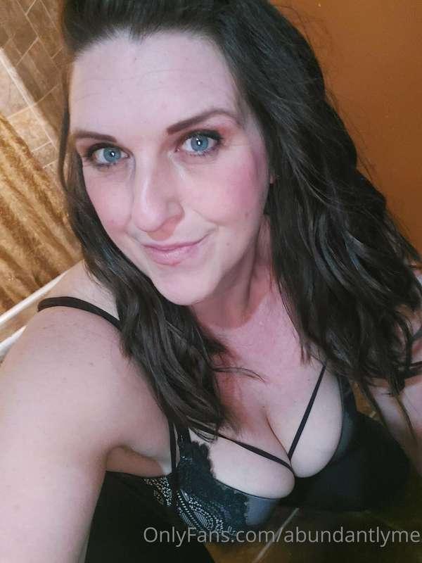 Teasing you for titty Tuesday! 😈🔥