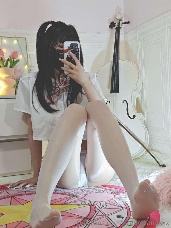 The sexy girl and her guitar! Can you play for me? 性感女孩和她的吉他..