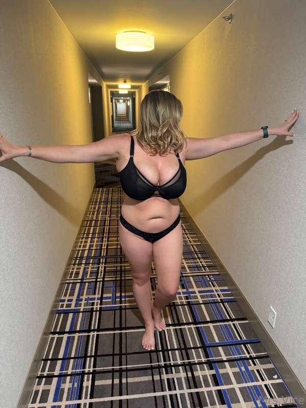 A few leftovers for your #TBT: in the hotel hallway 😈 becaus..