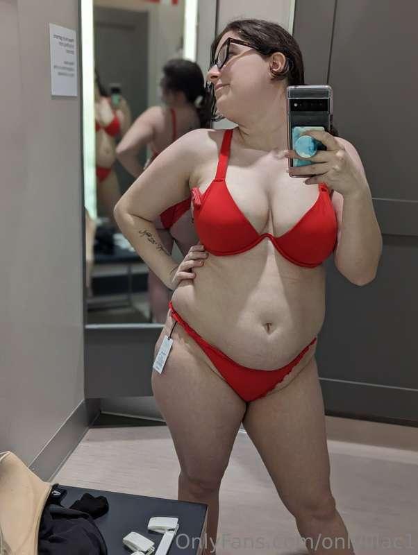 Red bikini in the changing room 😌