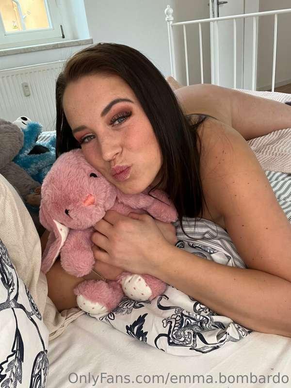 It's Fridayyy and I'm cuddling naked with my bunny because y..