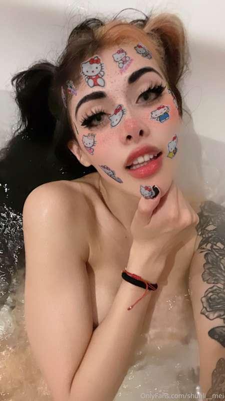 Fotos hot en la bañera, en el espejo y vídeo mojado en tetas..