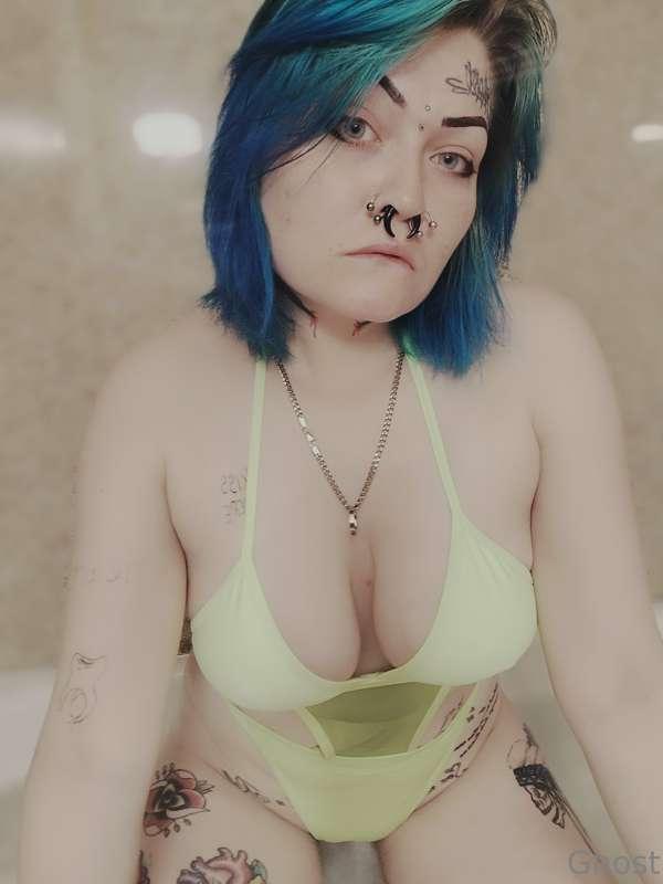 I actually look kinda good in lime green 👀🥵