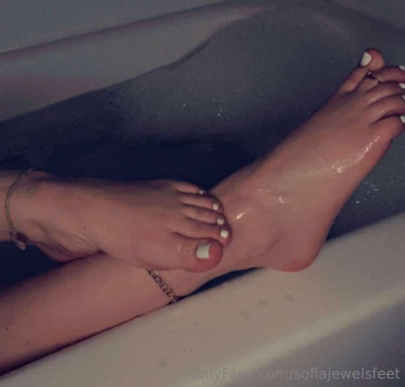 Just me and my soft feet 🥰😌😉