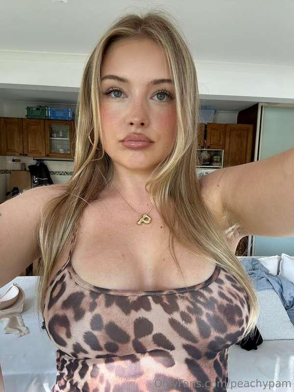 Looks at you with my doe eyes 👁️👁️