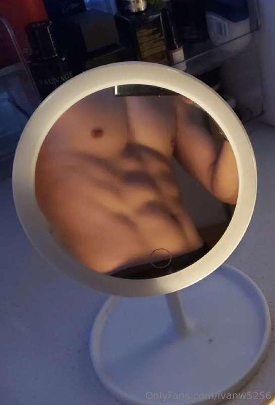 新年一不小心吃太多 要找個好角度 才能看到腹肌了🙈