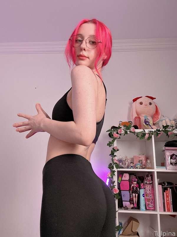 do you think my workout is already producing results? 🥺🍑

#fyp #free #casual #glasses #ass #butt #leggings #sporty 