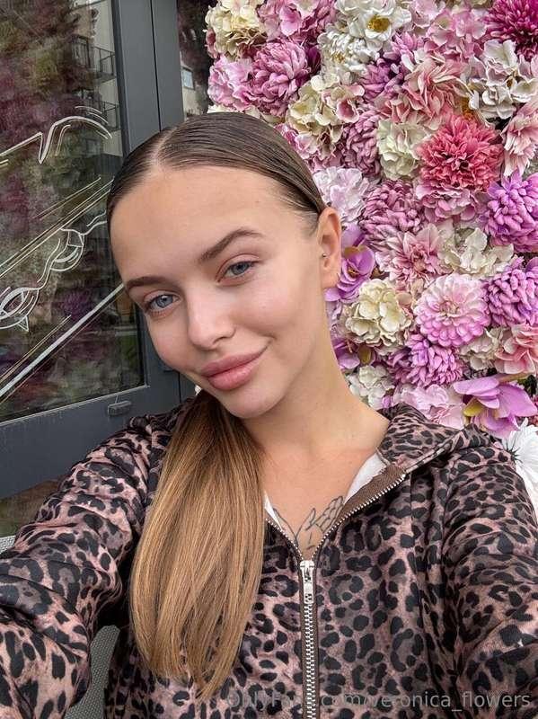 Too many beautiful flowers in one photo 🌸 But the most beaut..