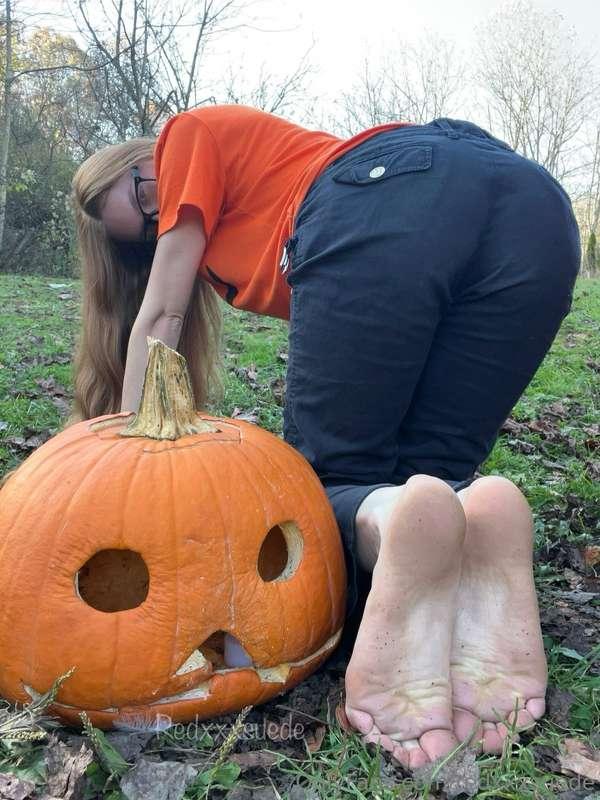 Smell my feet!! 🎃👻🧡