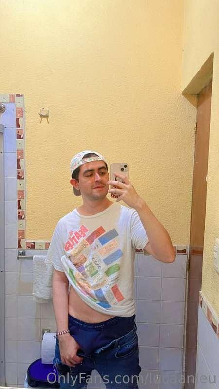 Bebé me tienes muy caliente… pon mi verga en tu boca y deja ..