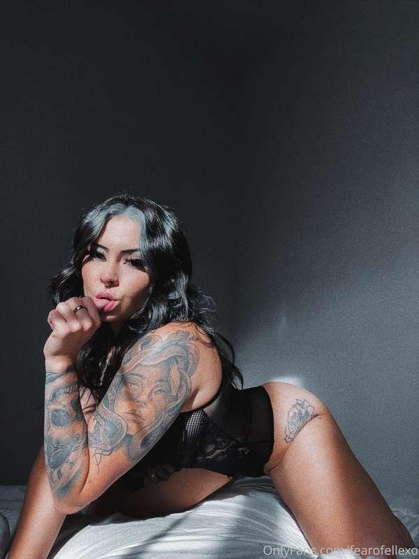 GOING LIVE IN 30 minutes!! 🖤 I just want to chat and get to ..