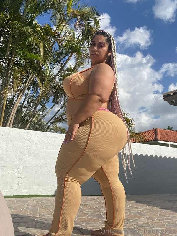 Booty so fine it deserves its own spotlight ✨