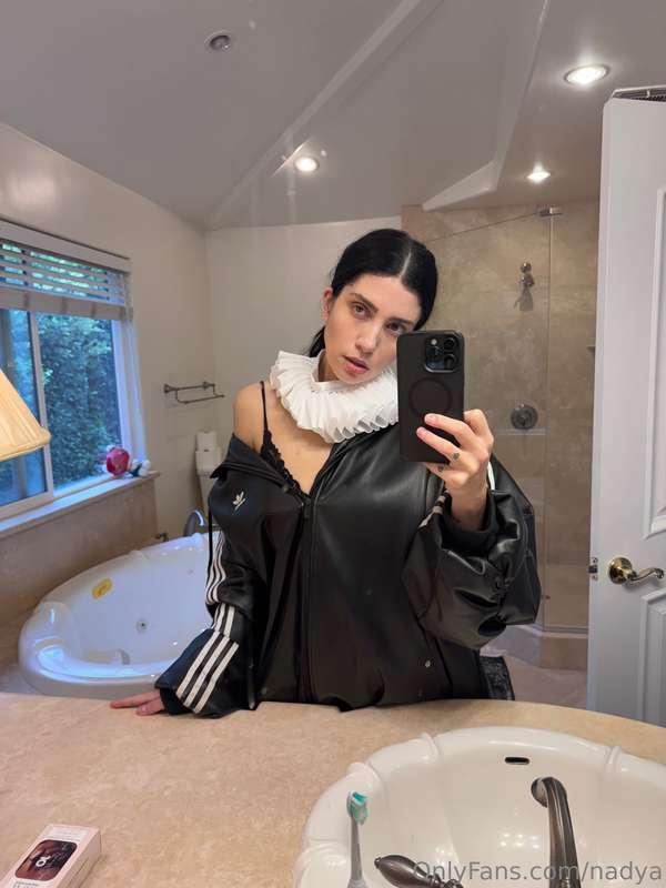 quick selfie from the bath, maybe you want to see what's und..