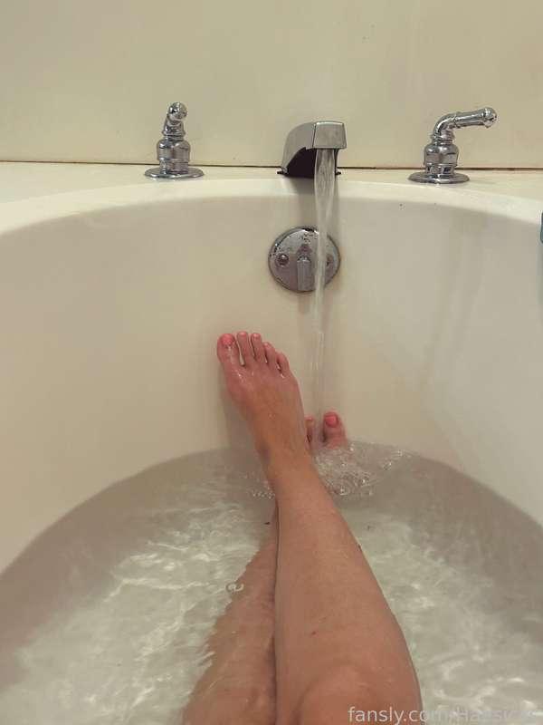 I got a pedicure and got to use my new big bathtub 🛁🫧