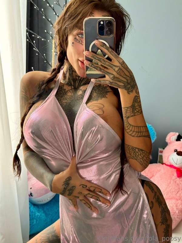 Ding-dong 🧚🏻‍♀️✨ 
I think this dress is too closed for me 😏