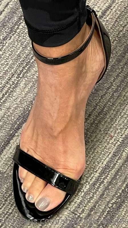 I like to wear shoes when I fuck! 👠💦