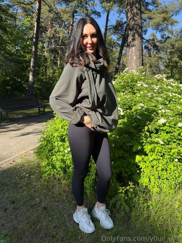 🌿 I took a walk in the park today. The leaves rustle, and th..