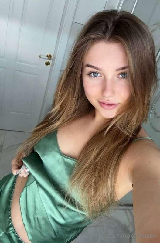  @lealealuxe She is waiting for you❤️❤️ @lealealuxe ❤️ Who w..
