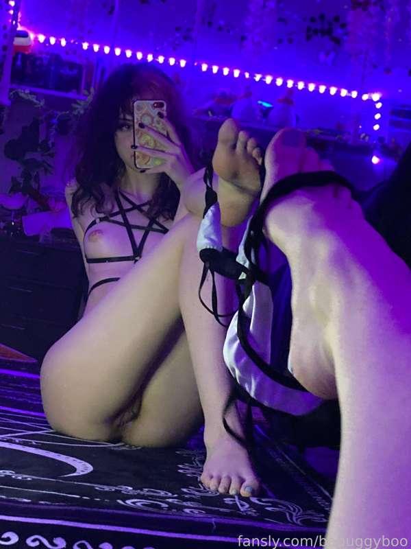 ✨⭐️✨

tags
#footfetish #feet #toes #soles #barefoot #barefeet #gothfeet #gothgirlfeet #egirlfeet #goth #gothgirl #gothgf #gothnudes #harness #egirl #egirlnudes #boobs #fyp #lingerie