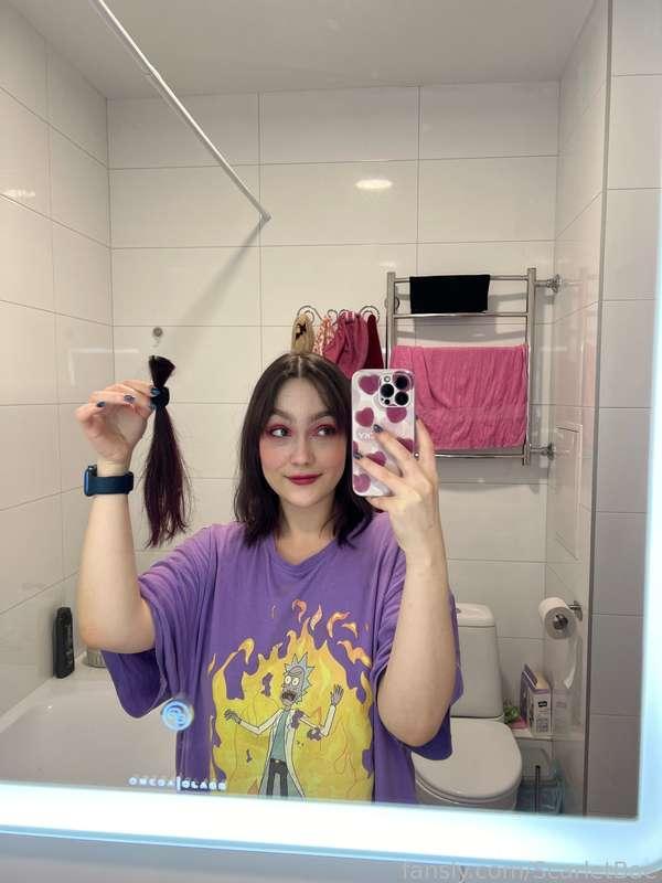 I spontaneously decided to cut my hair myself 🙃 I think every girl had such a moment, the main thing now is not to start thinking, "Why did I do that? "

#selfie #daily #brunette #student #gamer #cutie 