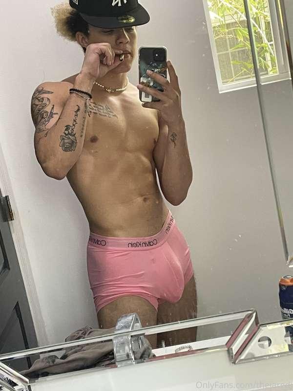 Wake and bake 🍃 dm for custom explicit videos 
 Jerk vids
PO..