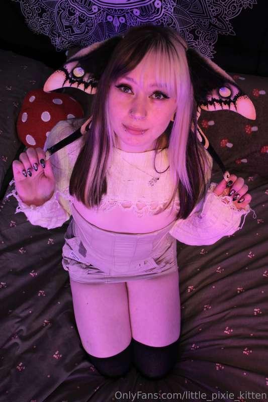 I took some cute sfw pictures before my nudes 🤭 Nudes from t..