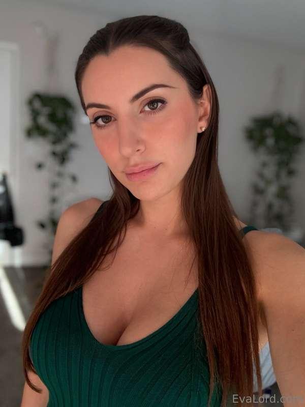 If you’d be on your knees for me, prove it with a like 💚