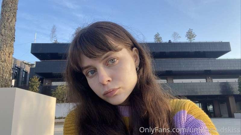 I can't figure out if I like this selfie or not 🤔 
it's like..