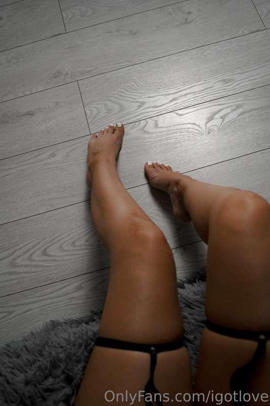if you're wondering what color my toenails are 😏