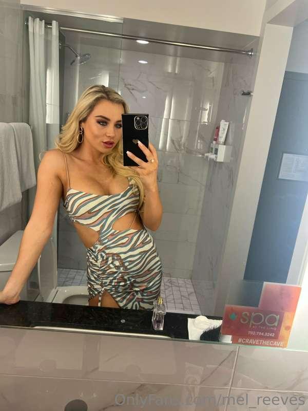 Who wants to see me with the dress off 🥵