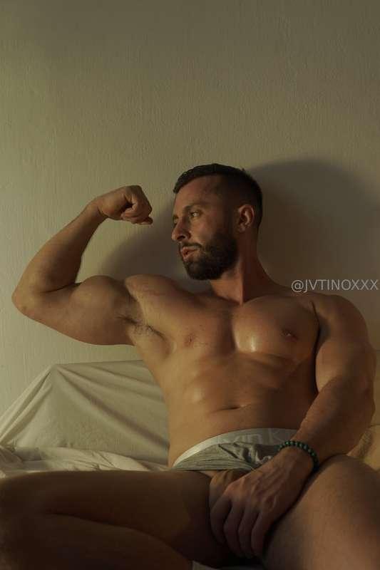 flexing for my good boys... all good boys dm DADDY if you th..