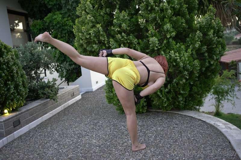 Would you say I'm flexible enough?😁😁😁

***Sending this photo..