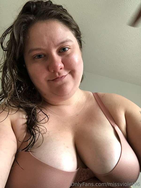 A few selfies where my tits look good. 😘