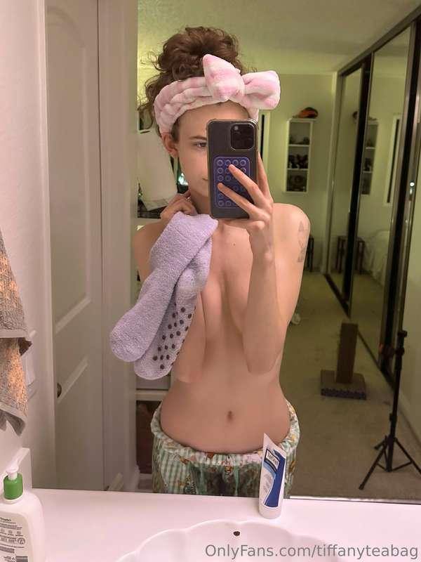 thickieee with cleavage 🤭🤭 hehe