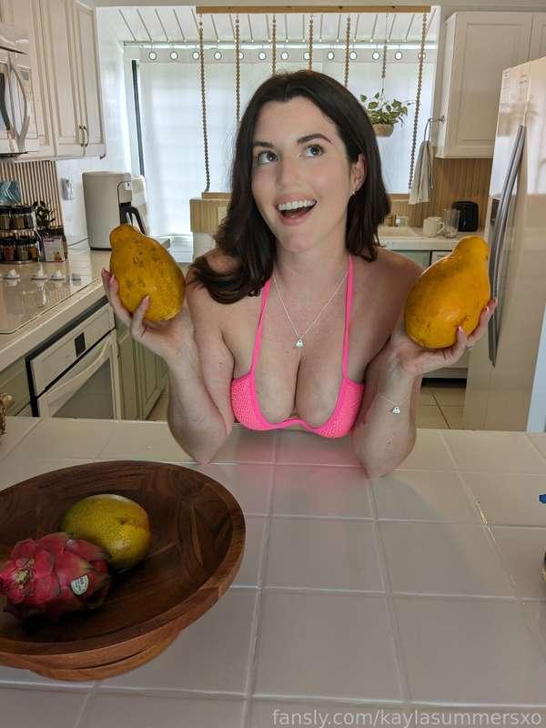 Happy Saturday! Are you as excited for the weekend as I am for these papayas? 😂