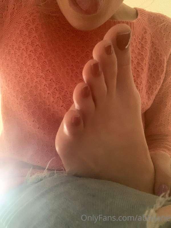 Please lick and suck on my toes 😍🥰 I like when they are wet ..