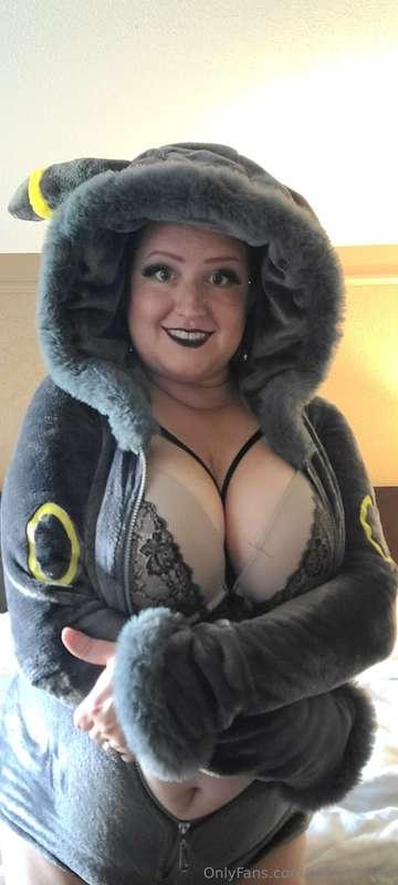 Cozy and comfy at Cinema Wasteland! <3 Aleen