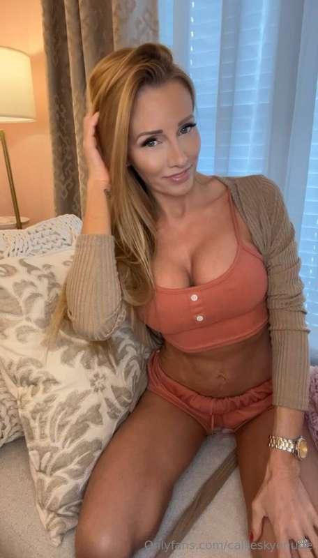 🎥: 🍆🫣 StepMom Wakes up to your Cock in her Face 🫣🍆Check the ..