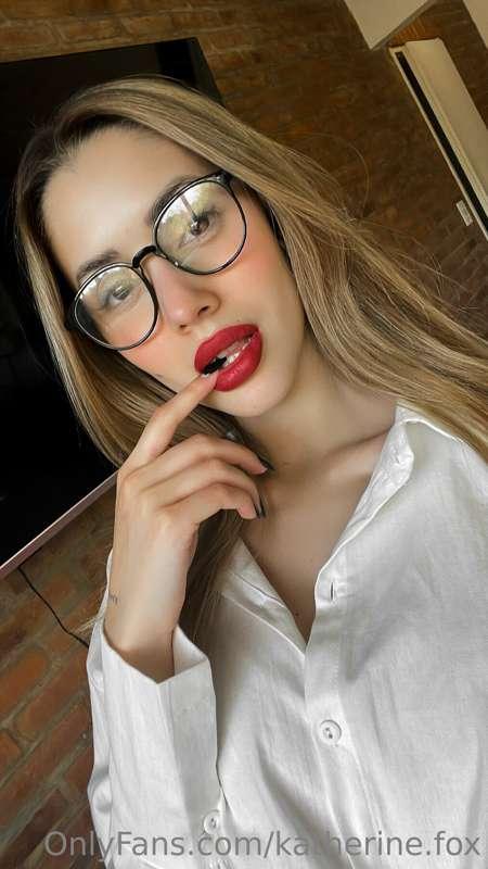 Would you like to have such a teacher in your school? ✍️📚