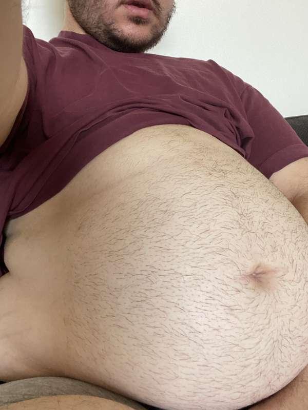 Heavy belly hanging into my lap 🥵