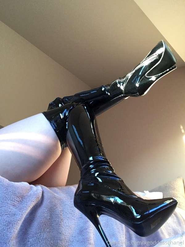 a new bitch funded pair of boots, I look so good in them 🖤