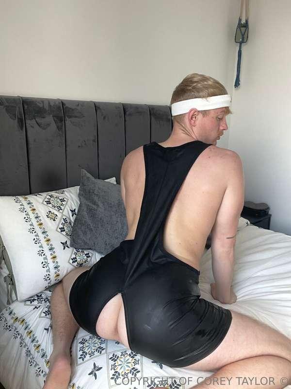 Zipped down n ready to fuck 😈