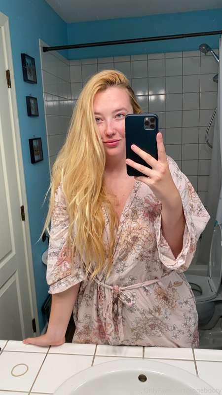 Good morning ☀️  Wanna see what’s underneath my robe? 🥰😉