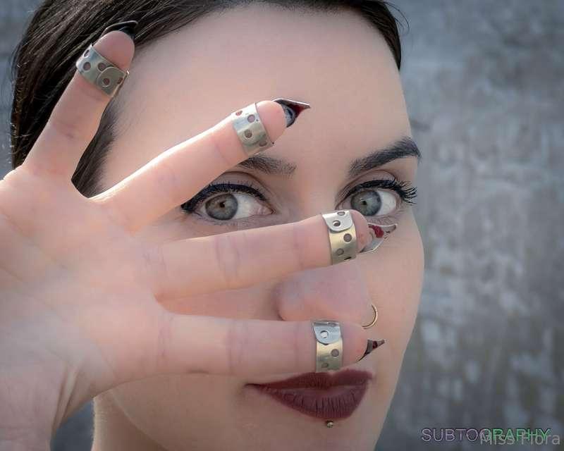 Sadistic Kitty got clawwwwws <3