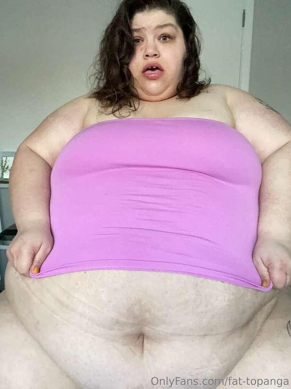ugh all my shirts ride up because of my big belly- it’s impo..