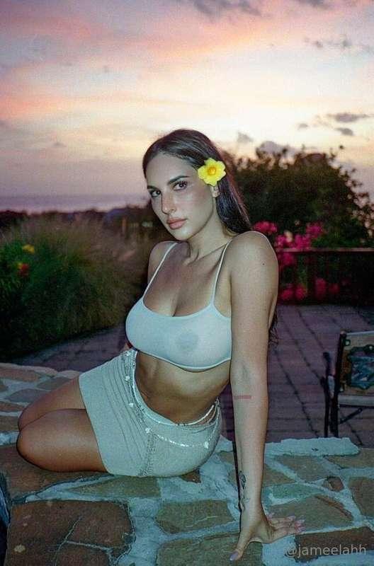 Me and the flowers around me 🌼