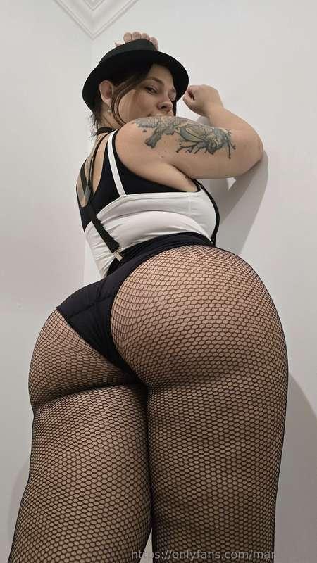 Rate my ass in fishnet stockings 1-10 🖤😊